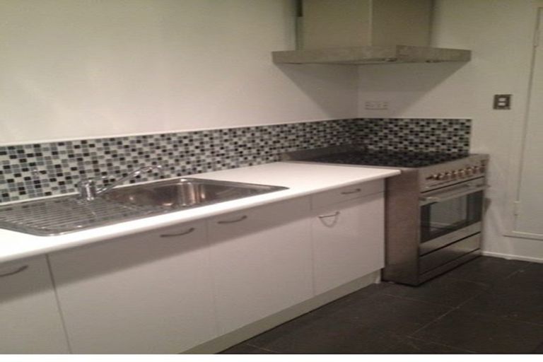 Photo of property in 179 Glenfield Road, Hillcrest, Auckland, 0627