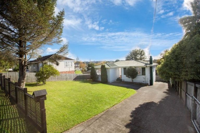Photo of property in 9 Barron Drive, Green Bay, Auckland, 0604