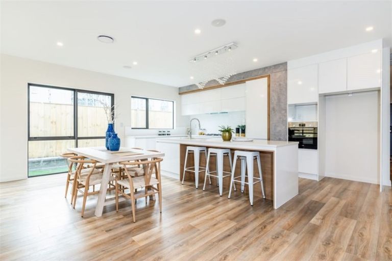 Photo of property in 11 Reserva Crescent, Kumeu, 0810