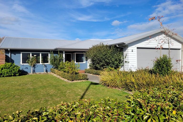 Photo of property in 2 James Kidd Place, Greytown, 5712