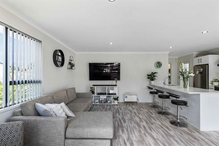 Photo of property in 6 Glastron Place, Bayview, Auckland, 0629