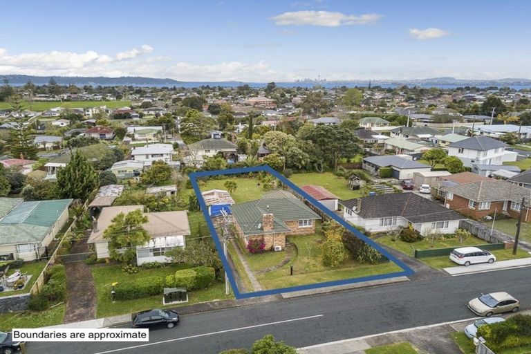 Photo of property in 16 Ward Crescent, Te Atatu Peninsula, Auckland, 0610