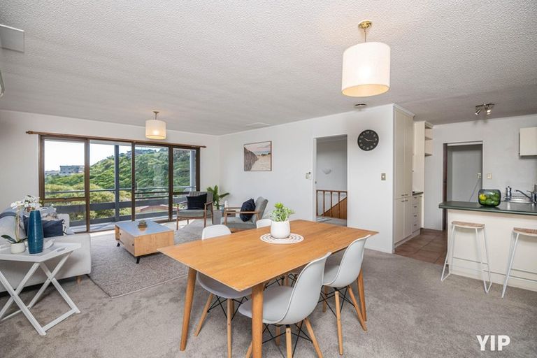 Photo of property in 44 Colchester Crescent, Newlands, Wellington, 6037