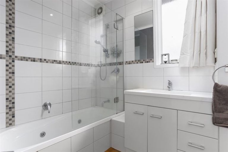 Photo of property in 43 Knightsbridge Drive, Forrest Hill, Auckland, 0620