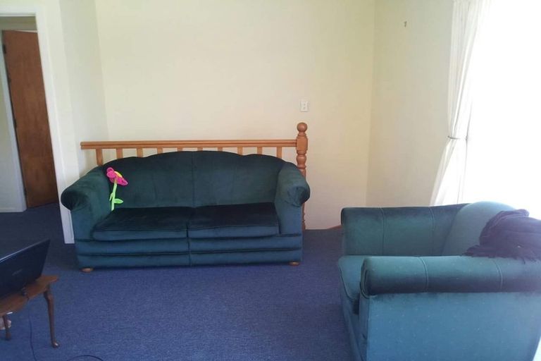 Photo of property in 45a Edgecombe Street, Newlands, Wellington, 6037