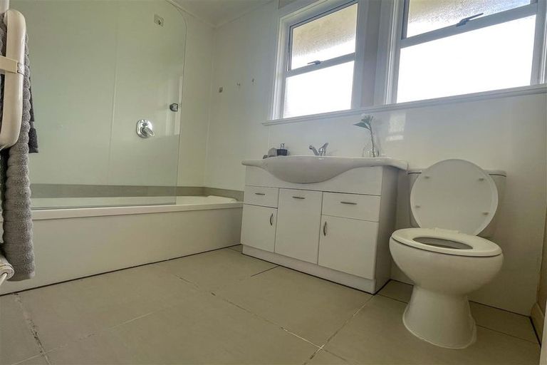 Photo of property in 4 Hollard Grove, Avalon, Lower Hutt, 5011