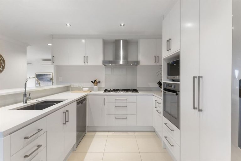 Photo of property in 31 Trotting Terrace, Fairview Heights, Auckland, 0632