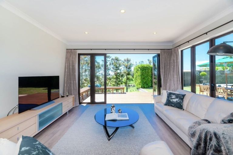 Photo of property in 298 Point Drive, Dannemora, Auckland, 2016