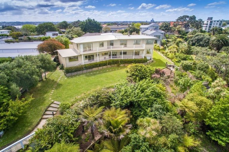 Photo of property in 31a Stanley Point Road, Stanley Point, Auckland, 0624