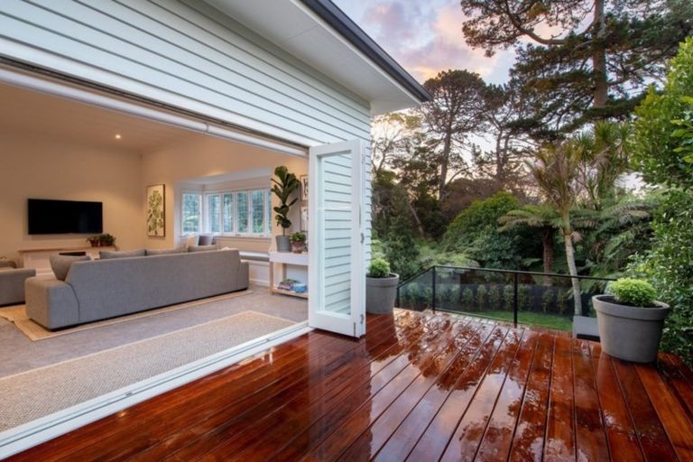 Photo of property in 33 Outlook Road, Greenhithe, Auckland, 0632