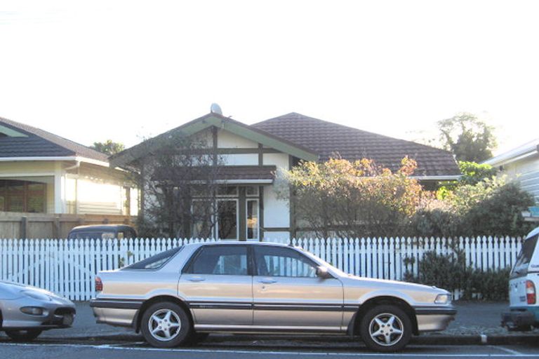 Photo of property in 18 Oroua Street, Eastbourne, Lower Hutt, 5013