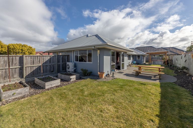 Photo of property in 2 Evergreen Place, Parklands, Christchurch, 8083
