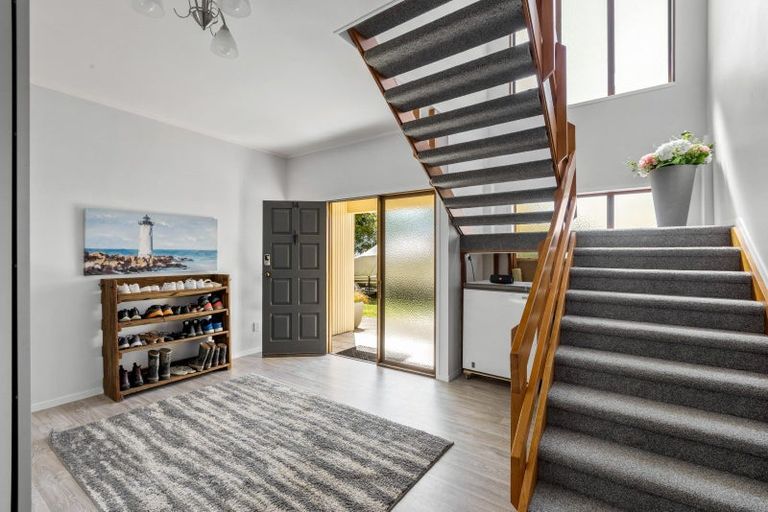 Photo of property in 14 Birdie Place, Red Beach, 0932