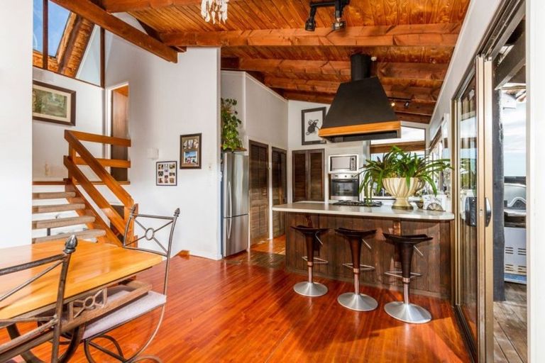 Photo of property in 18 Tiri Road, Milford, Auckland, 0620