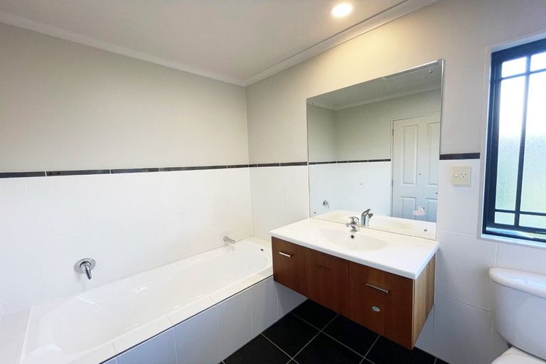 Photo of property in 12 Oakville Avenue, Flat Bush, Auckland, 2016