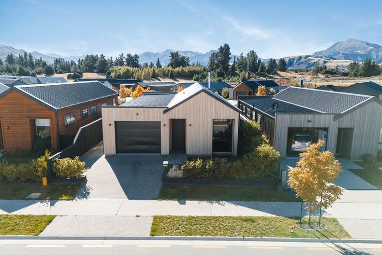 Photo of property in 15 Mount Creighton Crescent, Wanaka, 9305