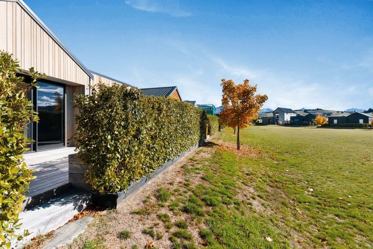 Photo of property in 15 Mount Creighton Crescent, Wanaka, 9305