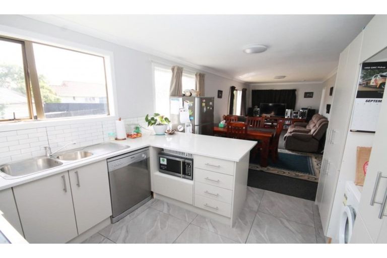 Photo of property in 71 Chichester Drive, Rosehill, Papakura, 2113