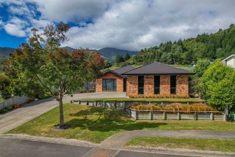 Photo of property in 17 Weka Place, Picton, 7220