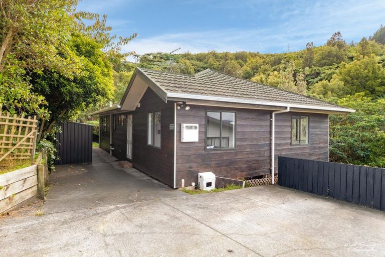 Photo of property in 2/126 Tirohanga Road, Tirohanga, Lower Hutt, 5010