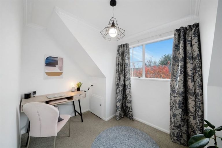 Photo of property in 2/2 Valley Road, Cashmere, Christchurch, 8022