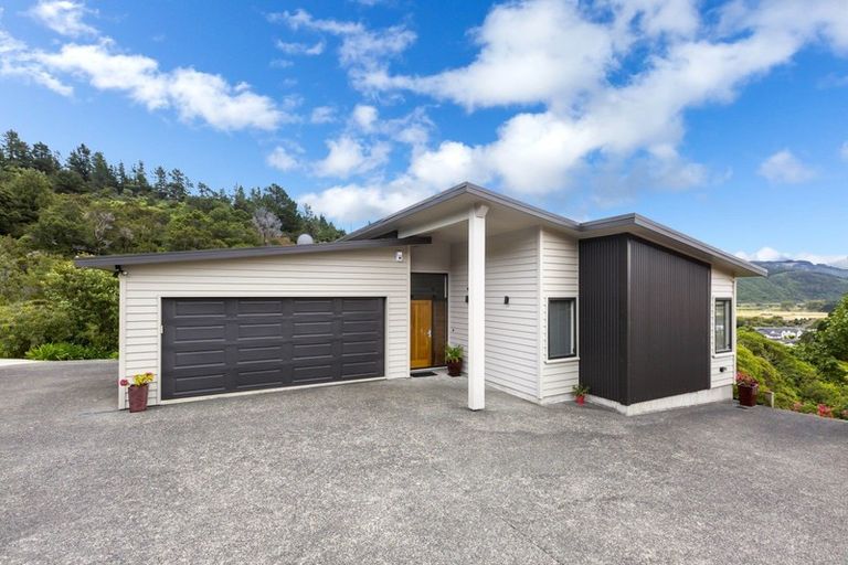 Photo of property in 12 Sylvan Way, Silverstream, Upper Hutt, 5019