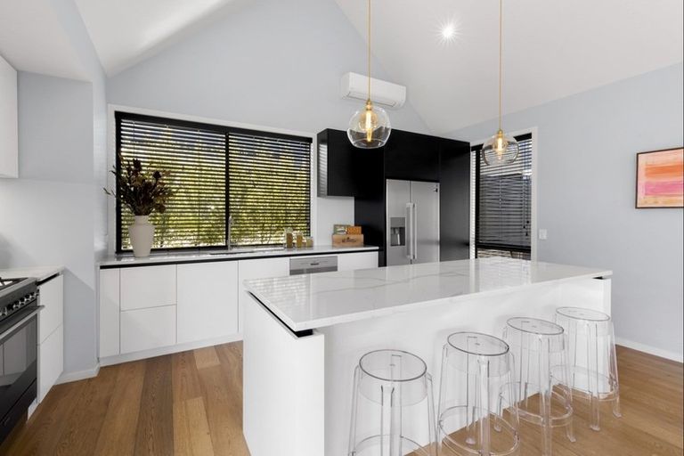 Photo of property in 32 Falconer Rise, Jacks Point, Queenstown, 9371