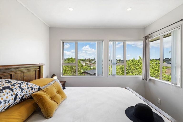 Photo of property in 2/18 Strabo Place, Windsor Park, Auckland, 0632