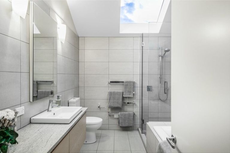 Photo of property in 5f Church Street, Devonport, Auckland, 0624