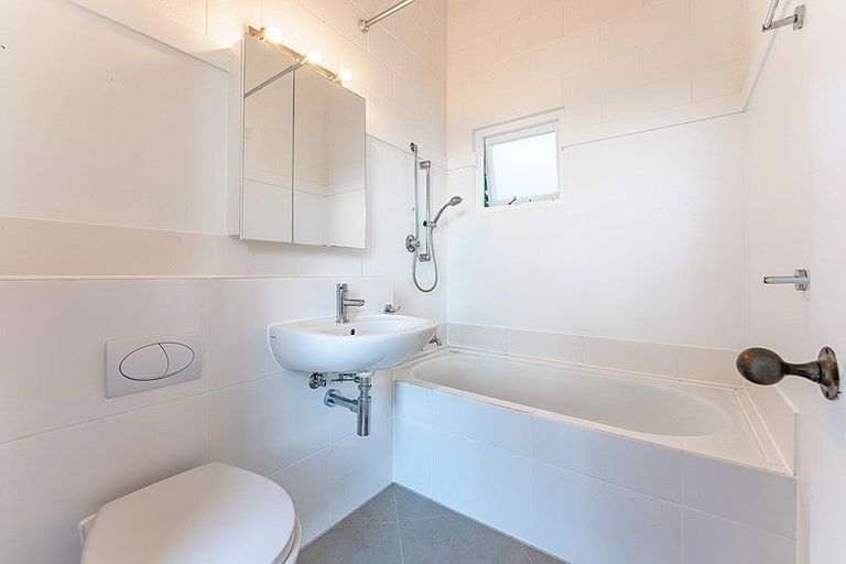 Photo of property in 28 Chelverton Terrace, Red Beach, 0932