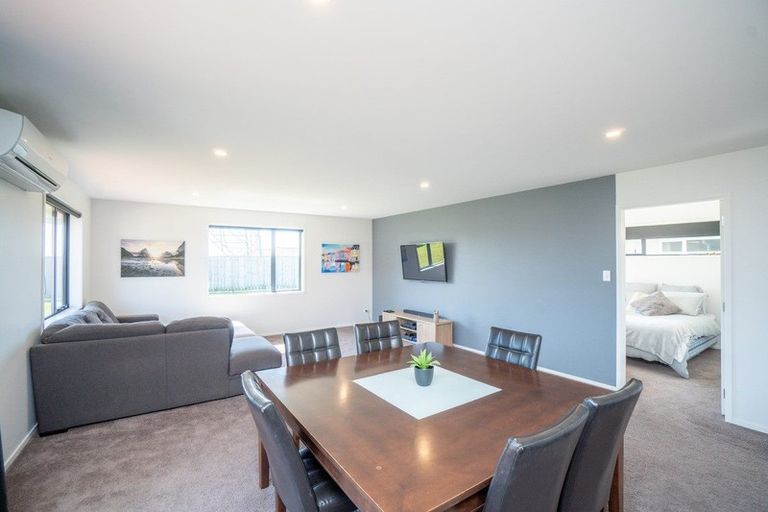 Photo of property in 8 Cyprus Place, Fitzherbert, Palmerston North, 4410