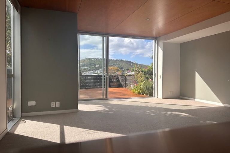 Photo of property in 10/3 Severn Street, Island Bay, Wellington, 6023