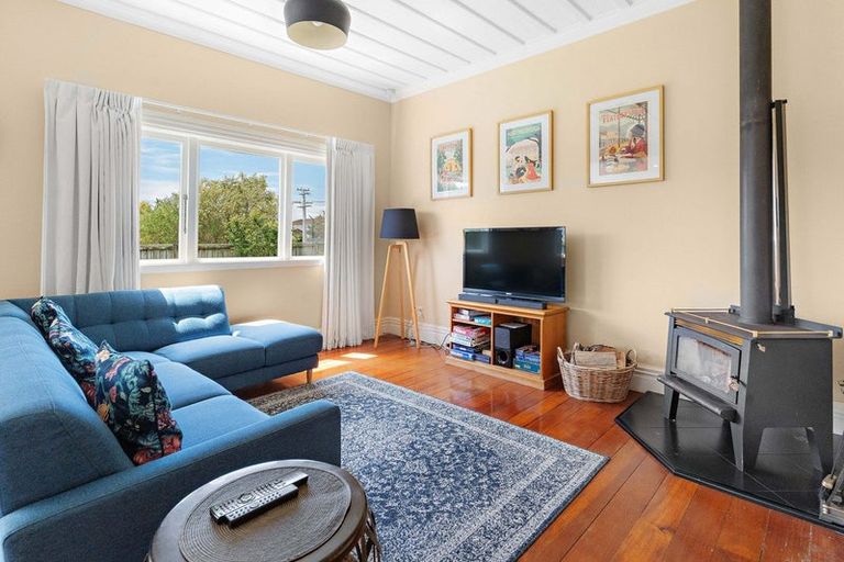 Photo of property in 98 Jellicoe Street, Martinborough, 5711
