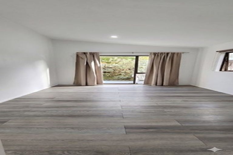 Photo of property in 28 Meadowvale Rise, Titirangi, Auckland, 0604