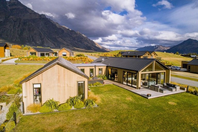 Photo of property in 10 Double Cone Road, Jacks Point, Queenstown, 9371