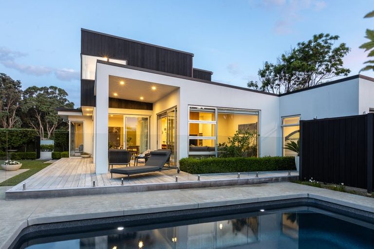 Photo of property in 52 Walton Street, Red Beach, 0932