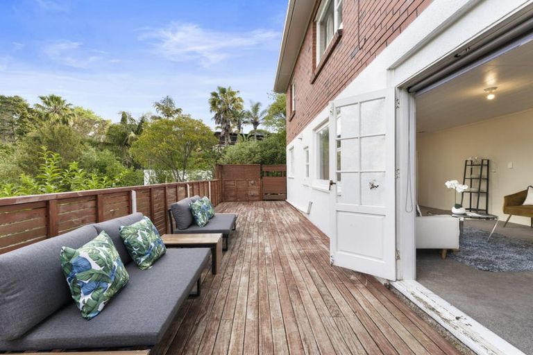 Photo of property in 42 West Lynn Road, Titirangi, Auckland, 0604