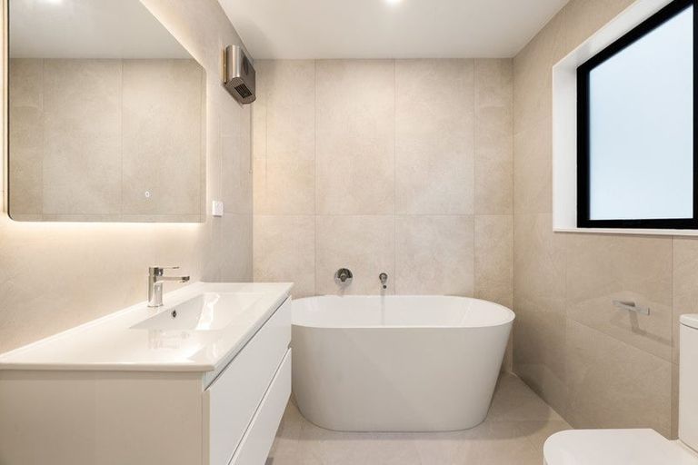 Photo of property in 8b Catalina Crescent, Forrest Hill, Auckland, 0620