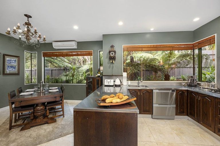 Photo of property in 28 Tyrico Close, Unsworth Heights, Auckland, 0632