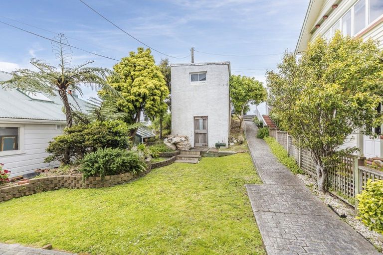 Photo of property in 30 Apuka Street, Brooklyn, Wellington, 6021