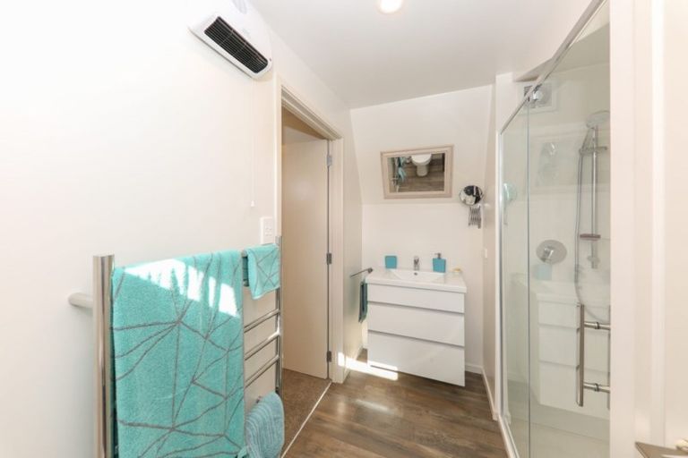 Photo of property in 2/19 Seaview Avenue, Northcote, Auckland, 0627