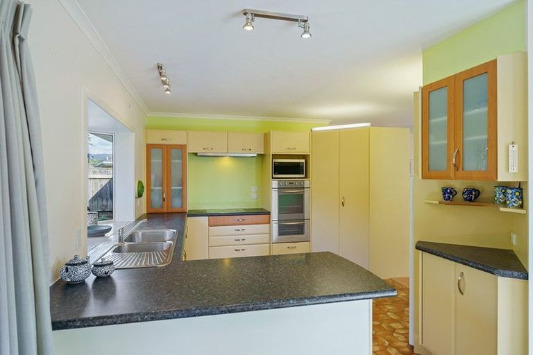 Photo of property in 2 Marewa Place, Waikanae Beach, Waikanae, 5036
