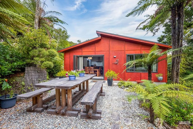 Photo of property in 2 Lowry Heights, Stokes Valley, Lower Hutt, 5019