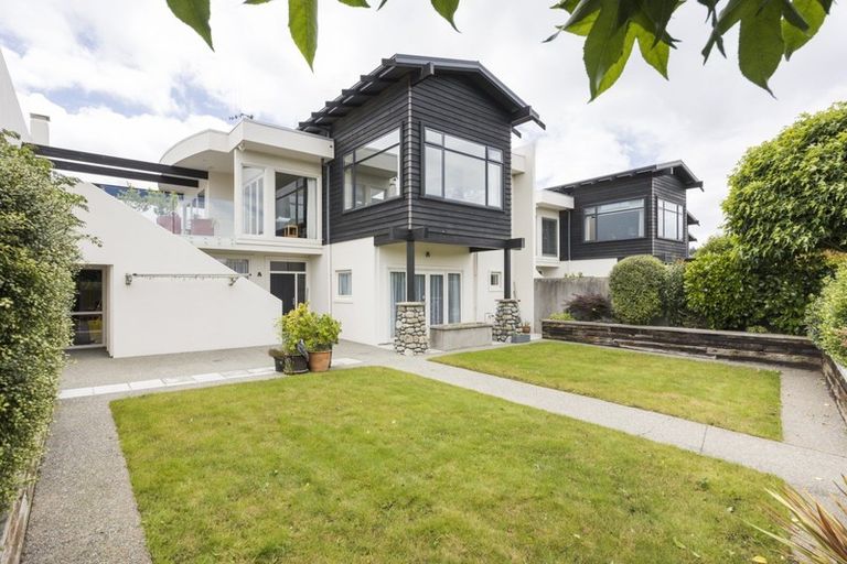Photo of property in 8 Fairway Grove, Hokowhitu, Palmerston North, 4410