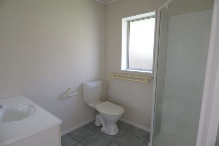Photo of property in 72 Kingdale Road, Henderson, Auckland, 0610
