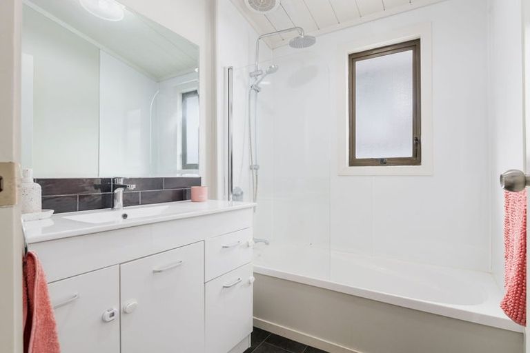 Photo of property in 1 Titoki Place, Pukete, Hamilton, 3200