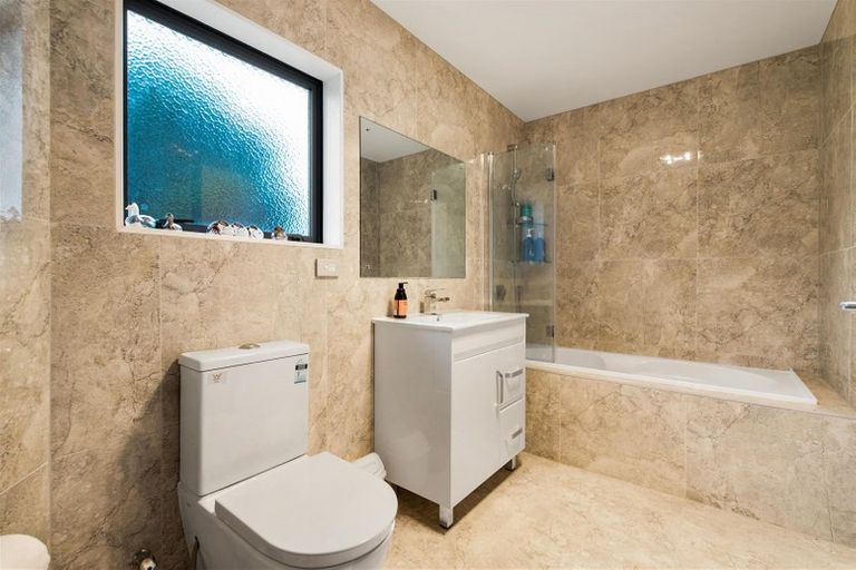 Photo of property in 18c Riverpark Crescent, Henderson, Auckland, 0610