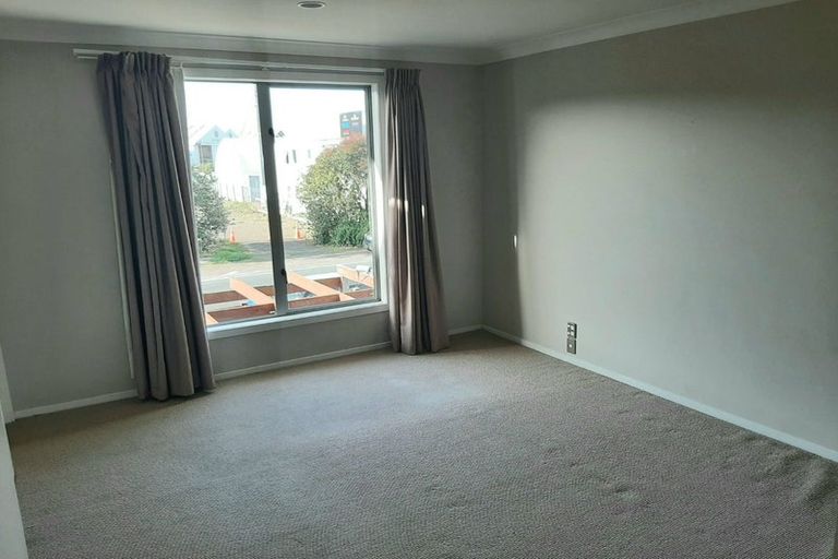 Photo of property in 9b Clearwater Cove, West Harbour, Auckland, 0618