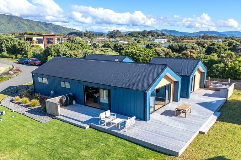 Photo of property in 1 Arapipi Way, Peka Peka, Waikanae, 5391