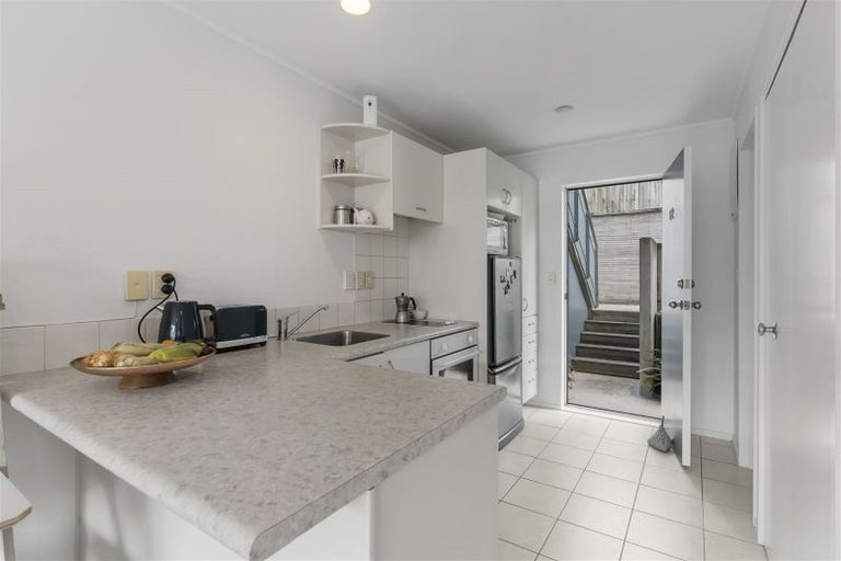 Photo of property in 2c/20 Ian Marwick Place, Birkenhead, Auckland, 0626